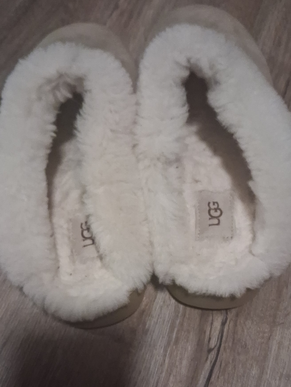 8.5 UGG Shearling Cuff Slip-On Slippers in Beige - Picture 4 of 7